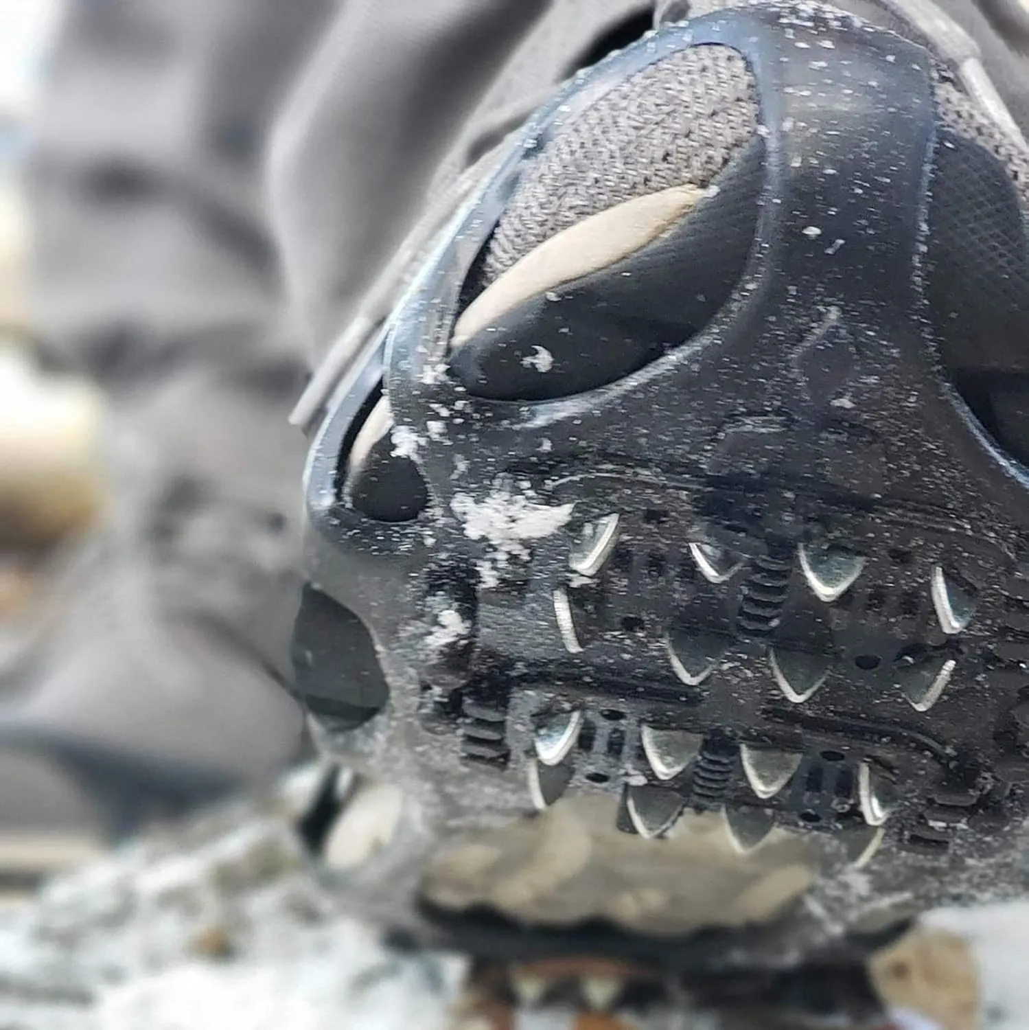 Ice Snow Traction Cleats Crampons Anti-Slip Snow Shoes Cleats Walking on Snow Ice Winter Walking Boots Cleats for Men Women