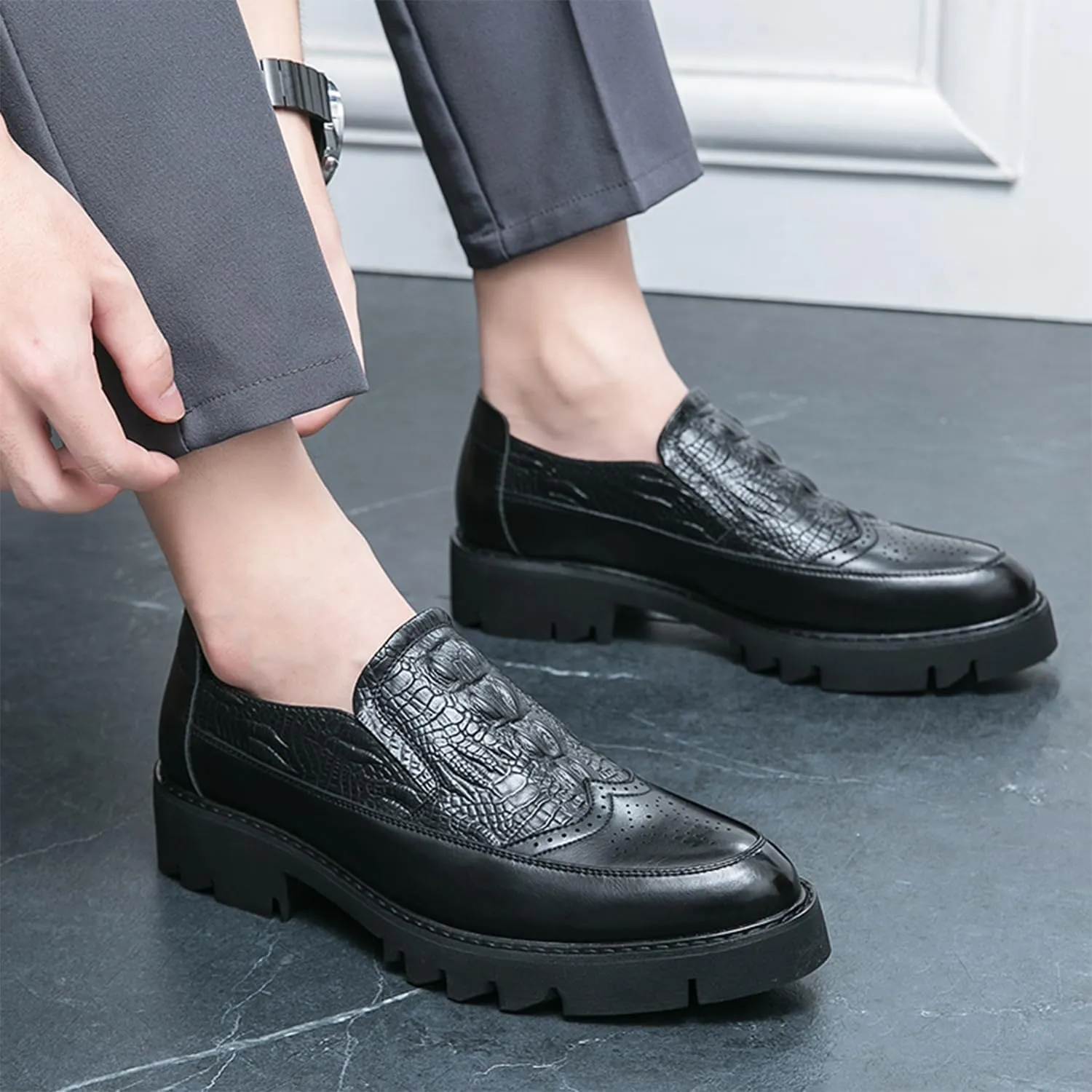 Men's Crocodile Pattern Leather Loafers Black Slip-On Oxfords with Chunky Platform Sole Brogue Perforated Design Comfortable Wedding Dress Shoes for Men