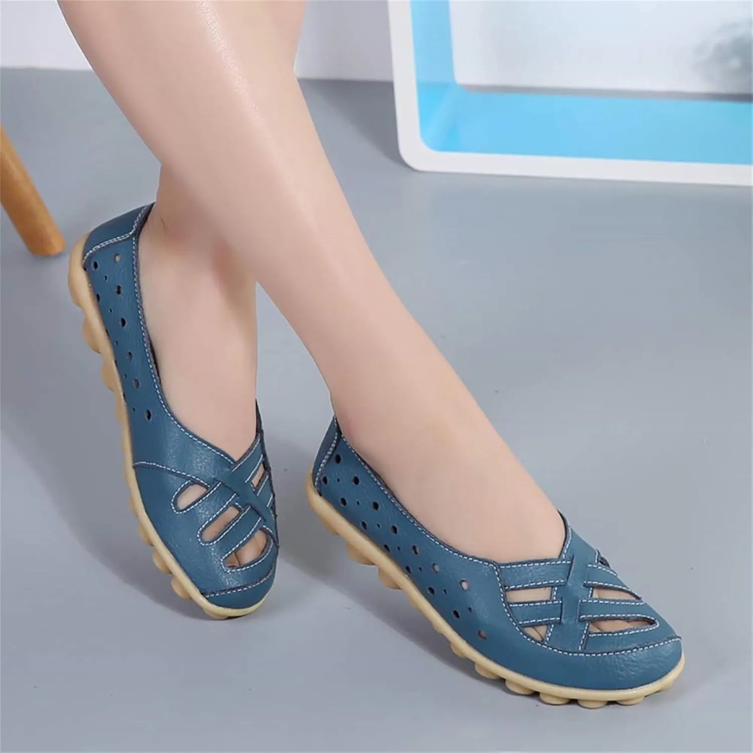 Womens Sandals Fashion Flats Closed Toe Sandals Lightweight Breathable Hollow Out Sandal Comfortable Leather Loafers Cross Walking Flat Shoes Summer Slip-On Shoes